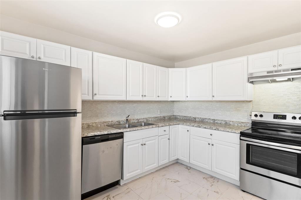 Image 3 of 30: Kitchen