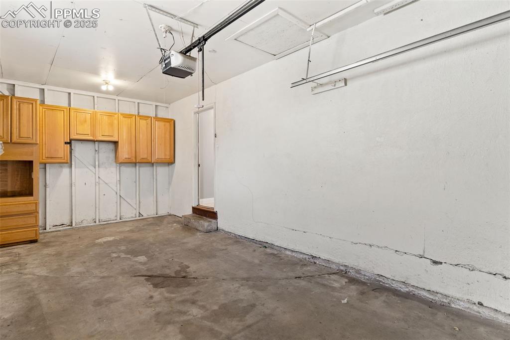 Image 31 of 34: Garage