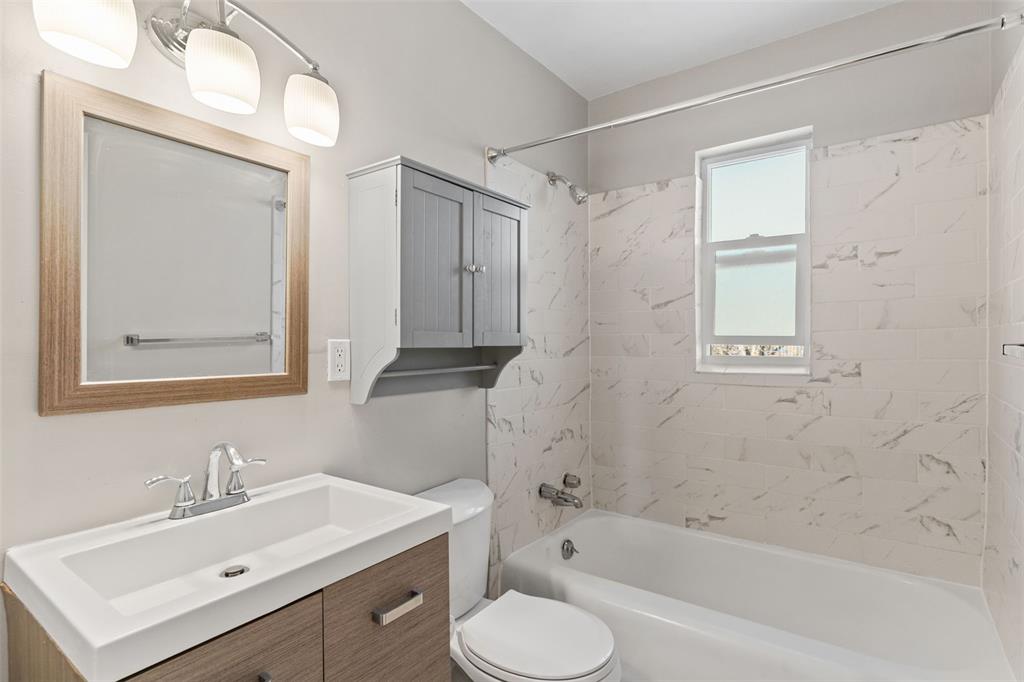 Image 5 of 30: Bathroom