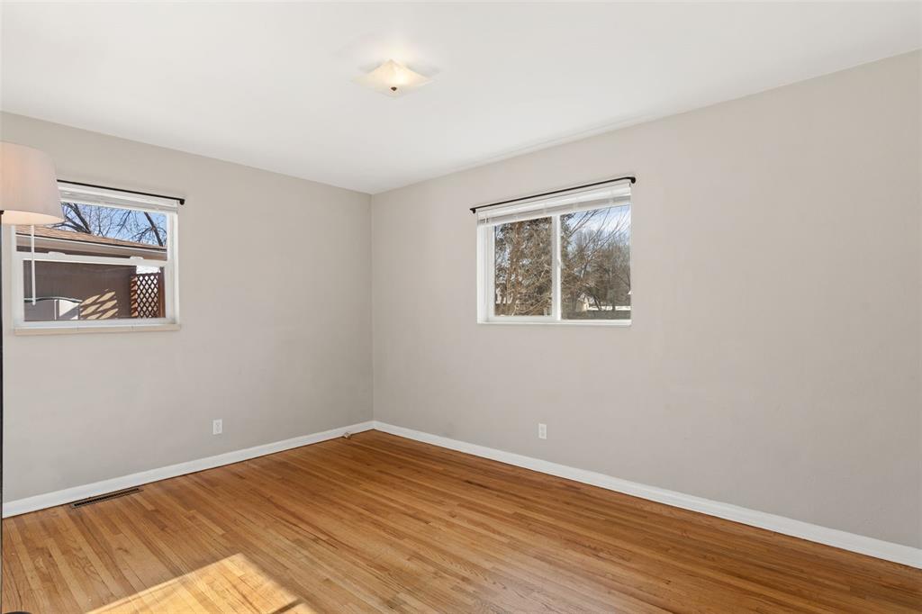 Image 7 of 30: Bedroom