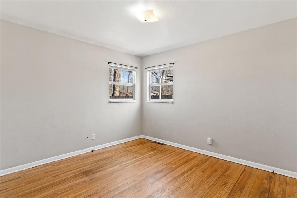 Image 8 of 30: Bedroom