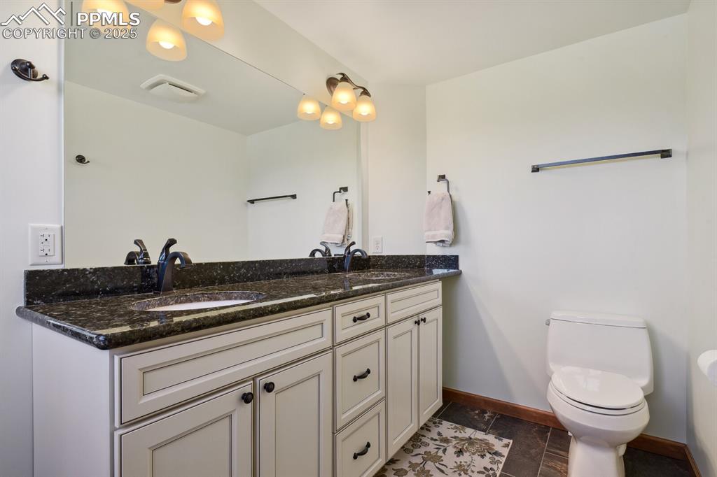 Image 18 of 48: Bathroom