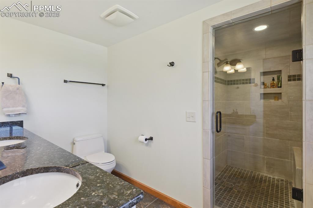 Image 19 of 48: Bathroom