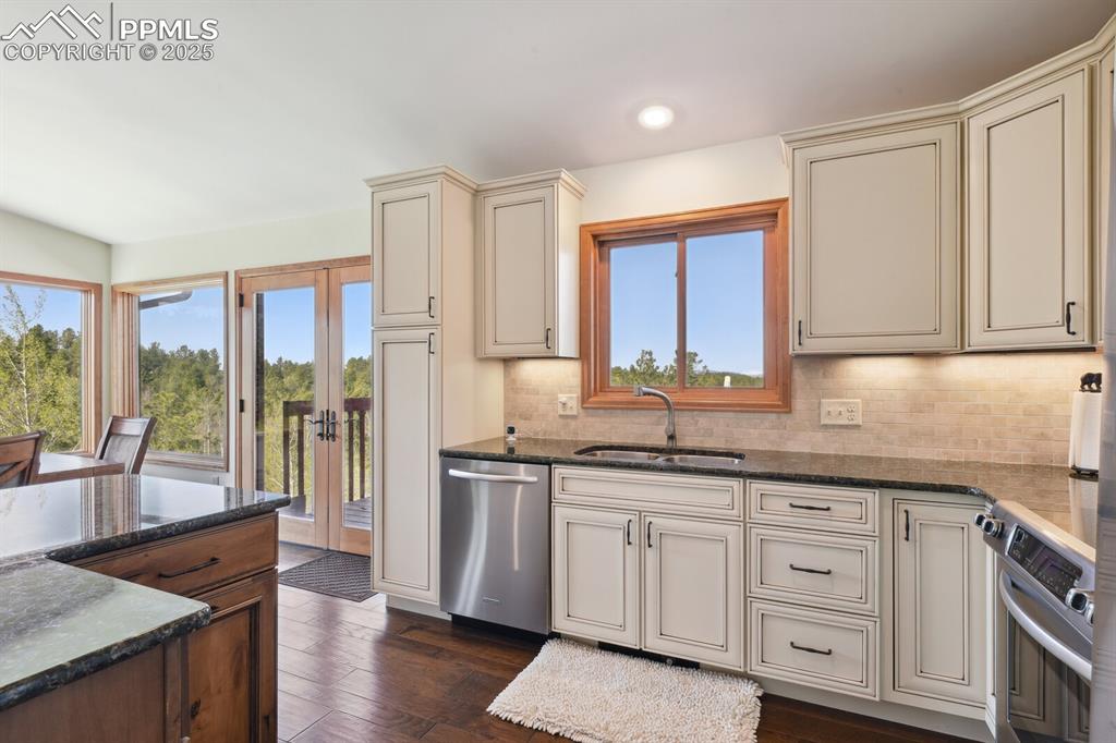 Image 4 of 48: Kitchen