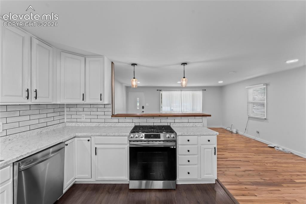 Image 10 of 40: Kitchen
