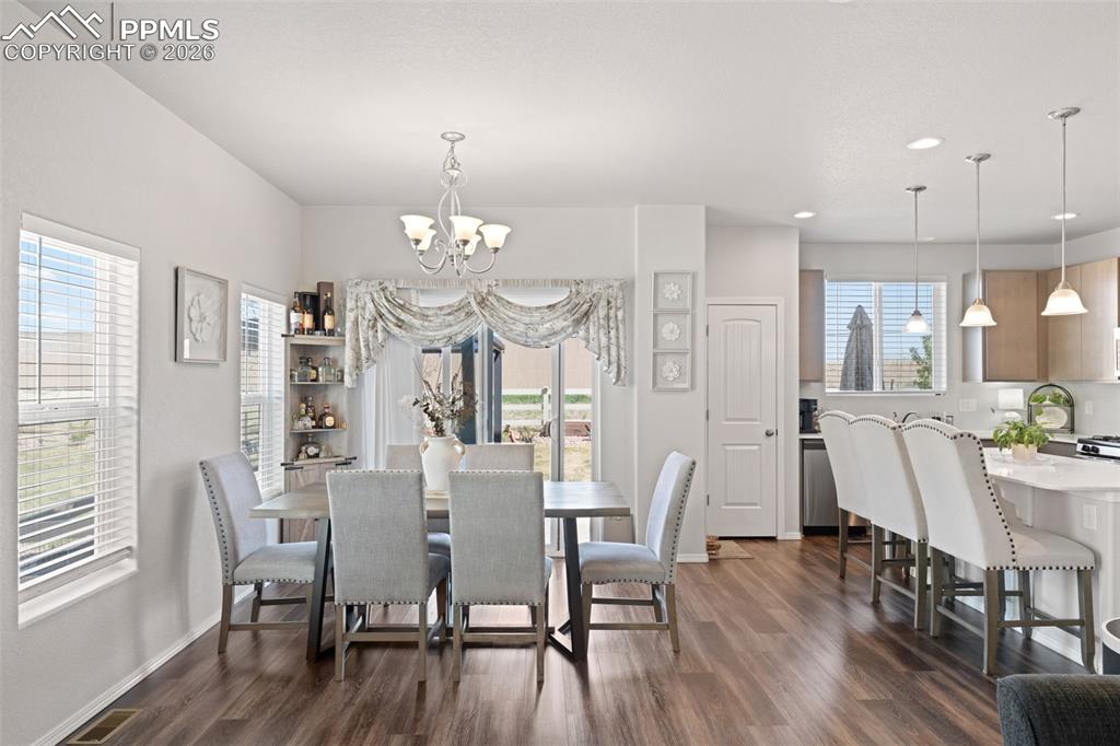 Image 18 of 49: Dining Area