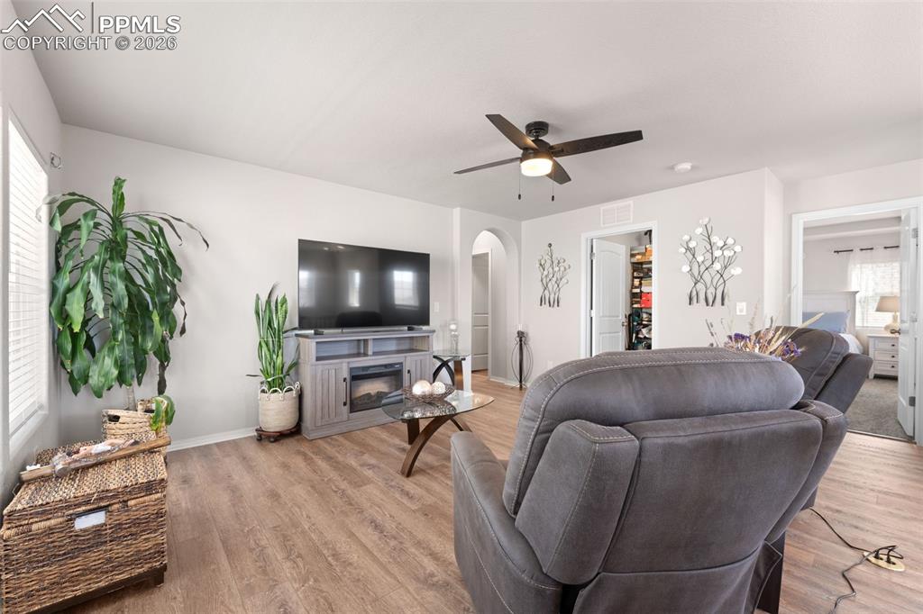 Image 20 of 49: Living Room