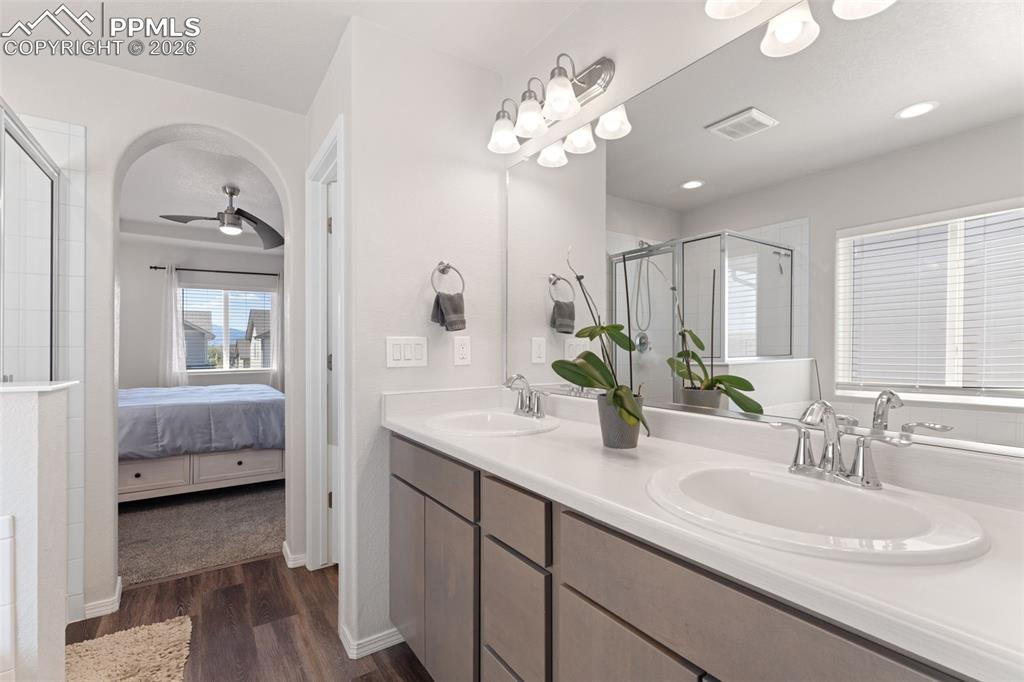 Image 29 of 49: Bathroom