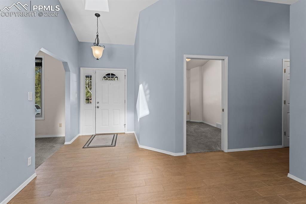 Image 11 of 50: Front door/entry