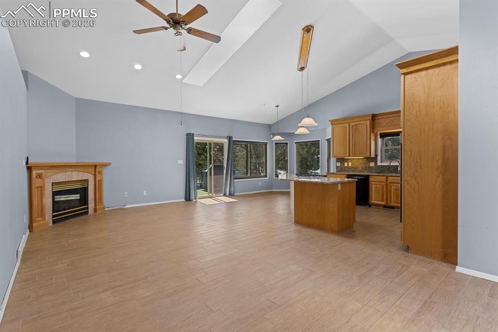 Image 15 of 50: Living room