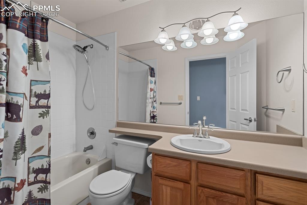 Image 31 of 50: Main level full bathroom #2