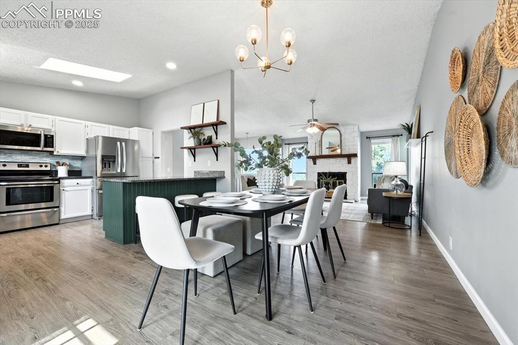 Image 9 of 36: Dining Area