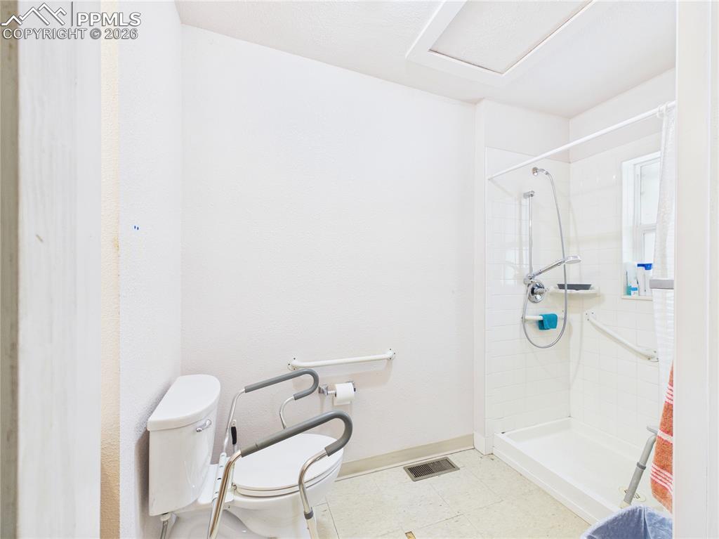 Image 13 of 32: Bathroom