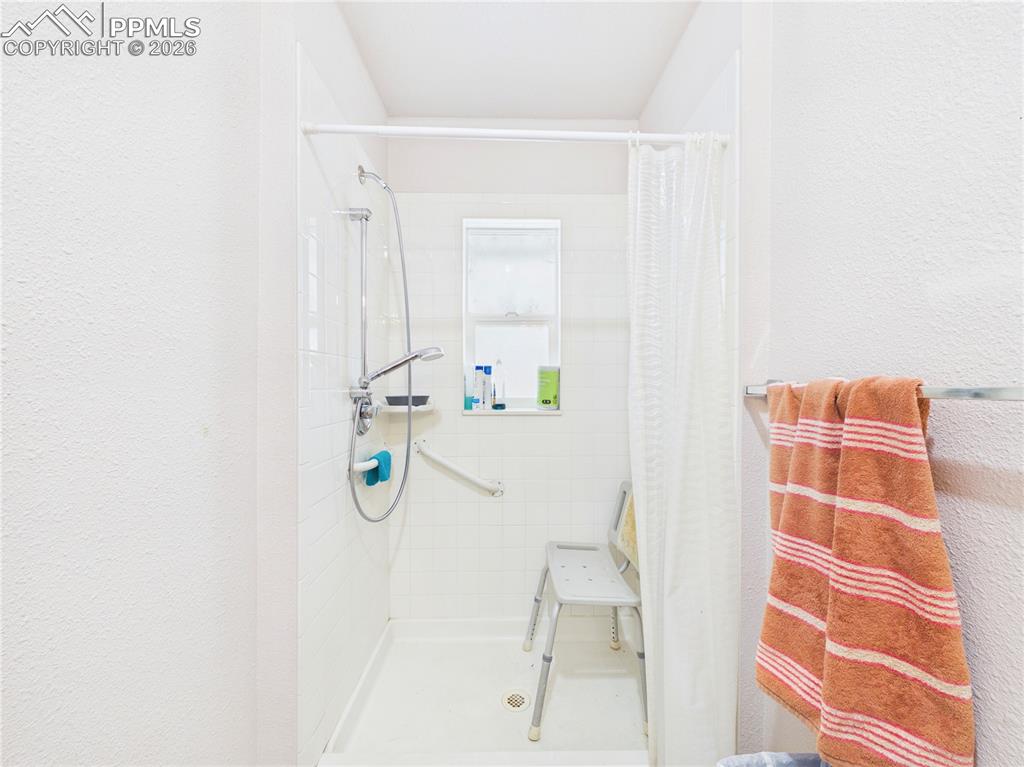 Image 14 of 32: Bathroom