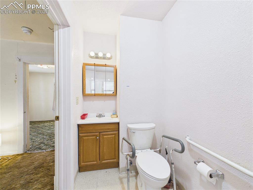 Image 15 of 32: Bathroom