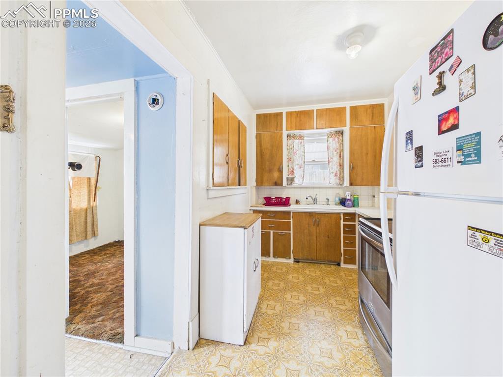 Image 16 of 32: Kitchen