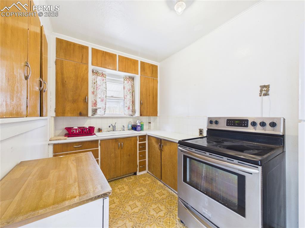 Image 17 of 32: Kitchen