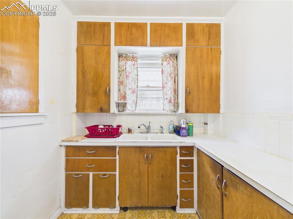 Image 18 of 32: Kitchen