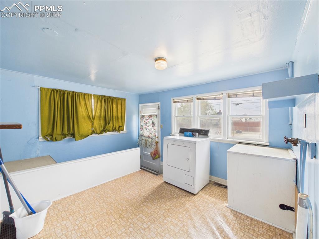 Image 20 of 32: Laundry