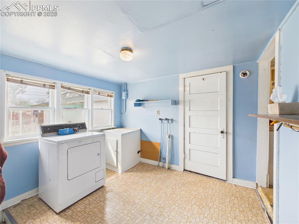 Image 21 of 32: Laundry