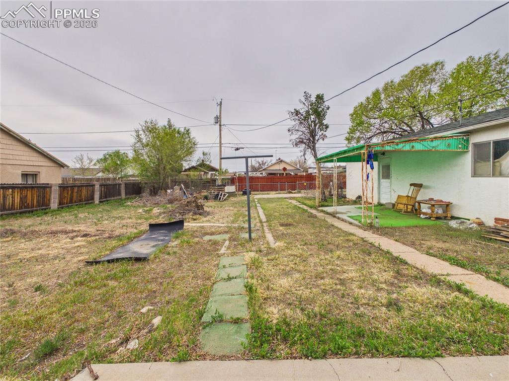 Image 28 of 32: Yard