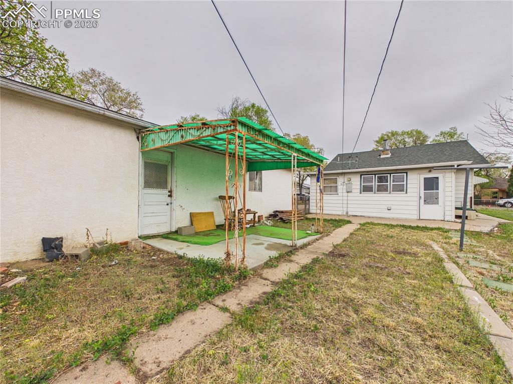 Image 29 of 32: Yard