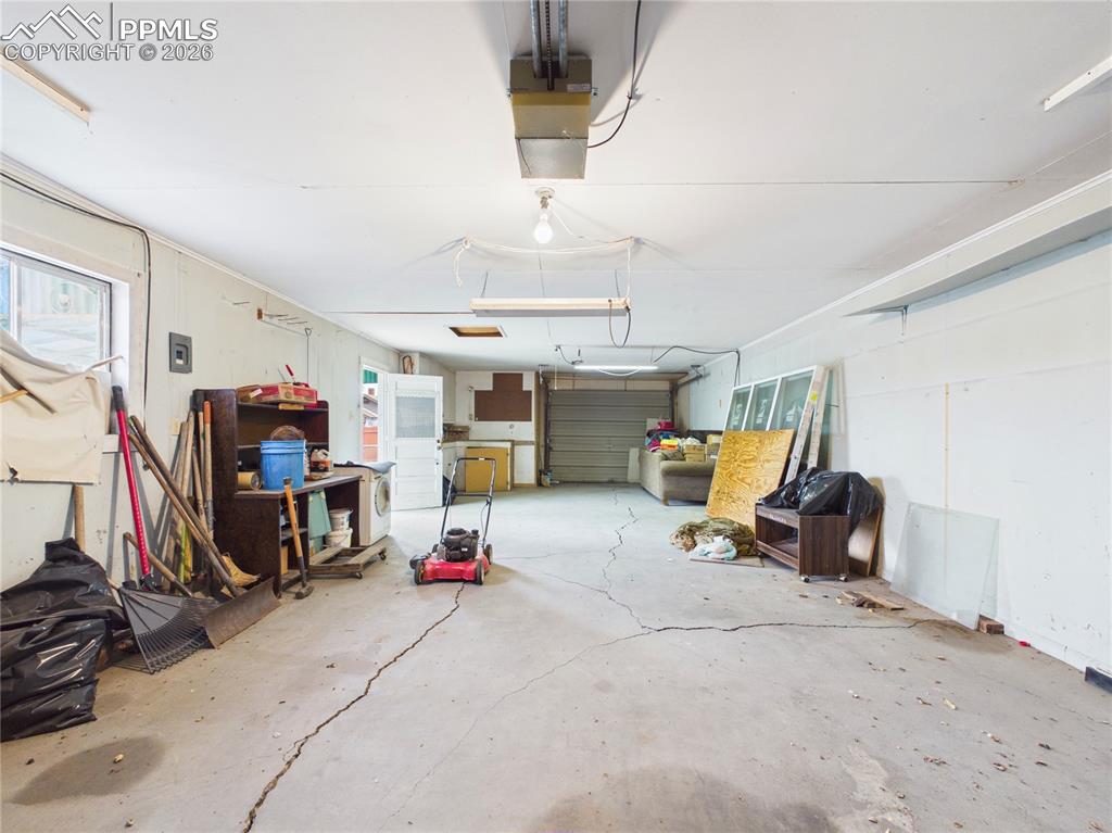 Image 31 of 32: Garage