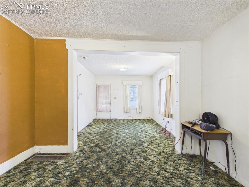 Image 8 of 32: Entry