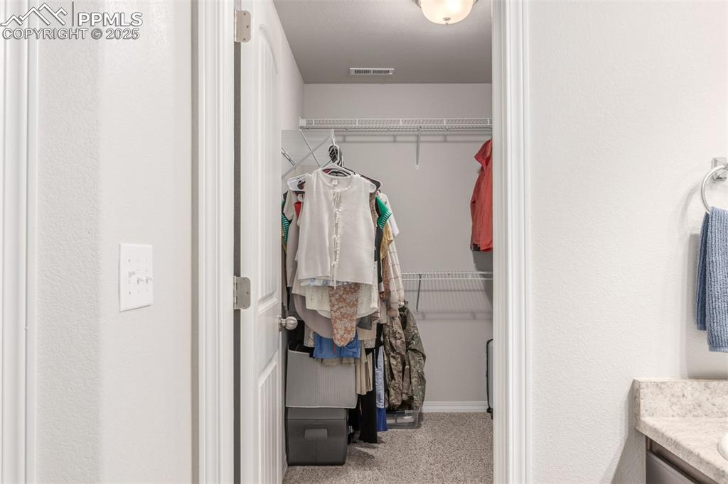 Image 25 of 40: Closet