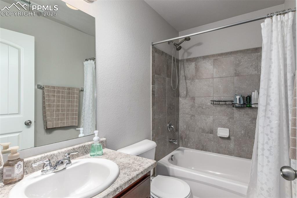 Image 31 of 40: Bathroom