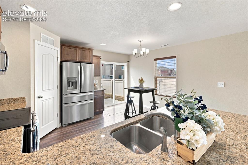 Image 18 of 39: Kitchen