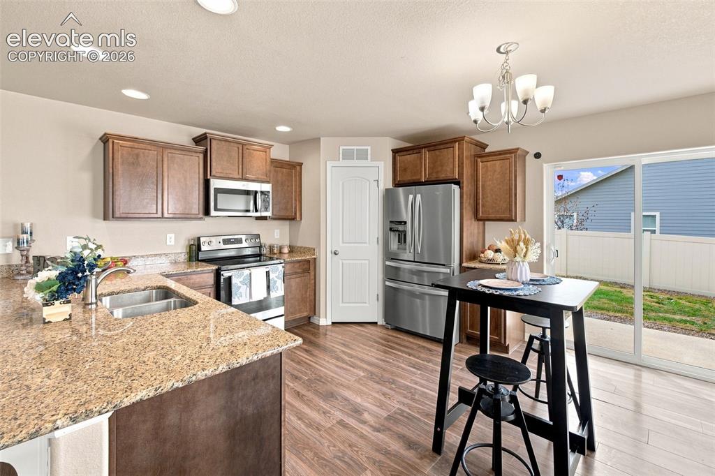 Image 19 of 39: Kitchen