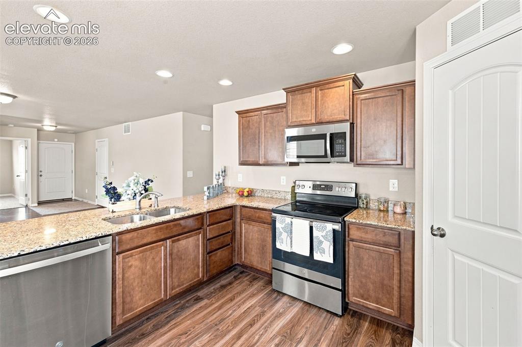 Image 21 of 39: Kitchen