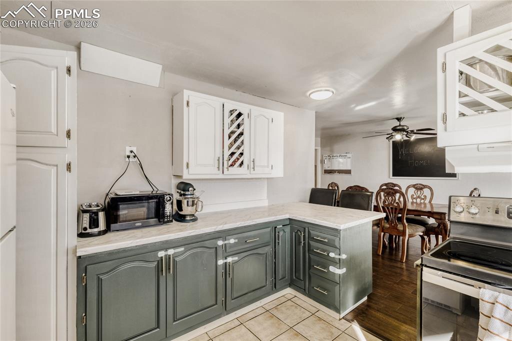 Image 11 of 27: Kitchen