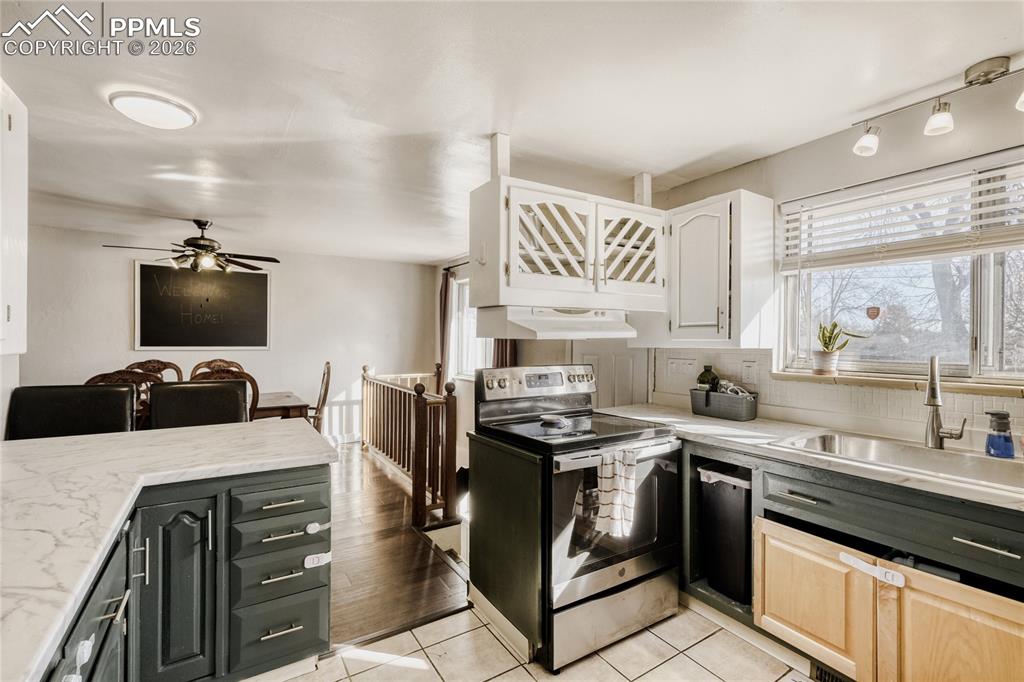 Image 13 of 27: Kitchen