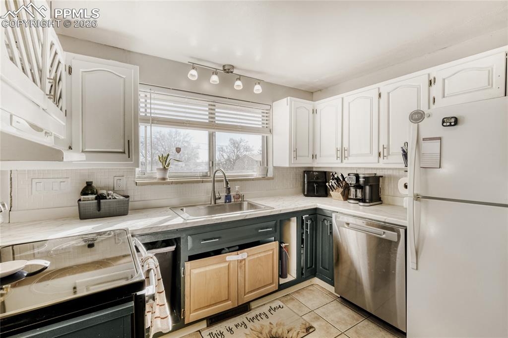 Image 14 of 27: Kitchen