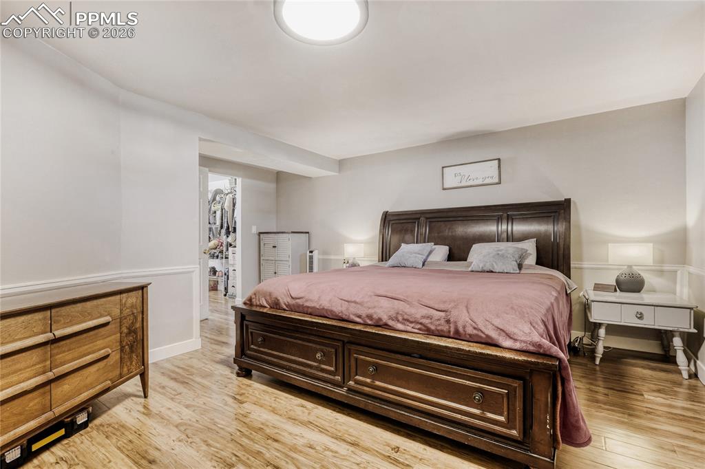 Image 18 of 27: Bedroom