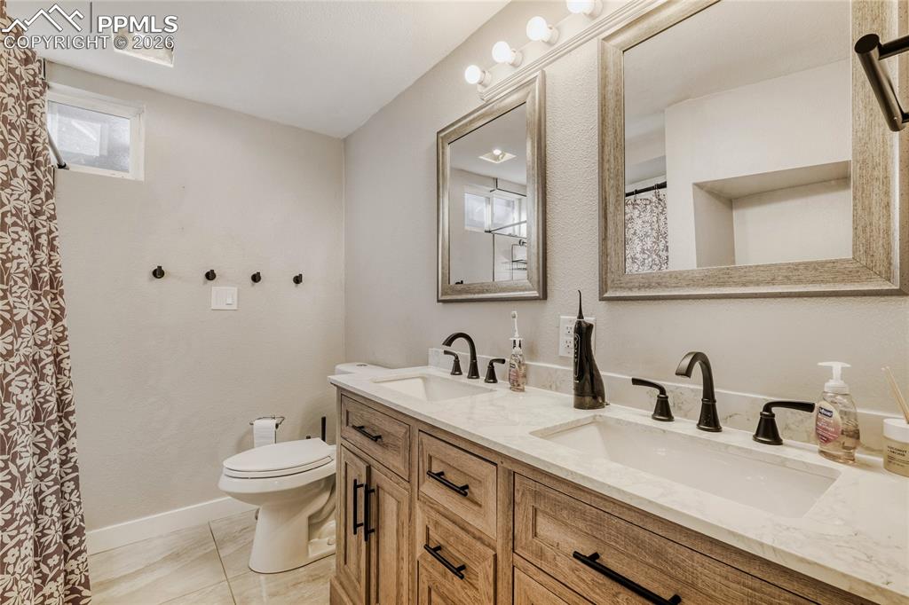 Image 19 of 27: Bathroom