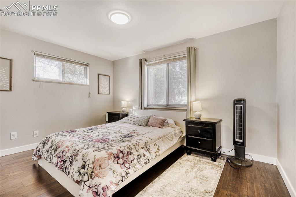 Image 21 of 27: Bedroom