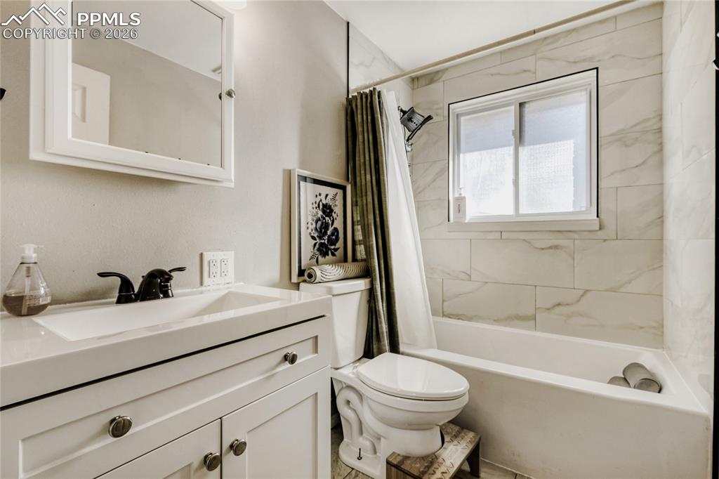 Image 22 of 27: Bathroom