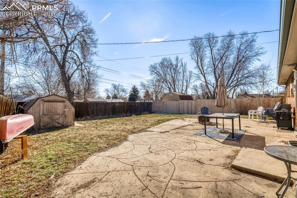 Image 23 of 27: Yard