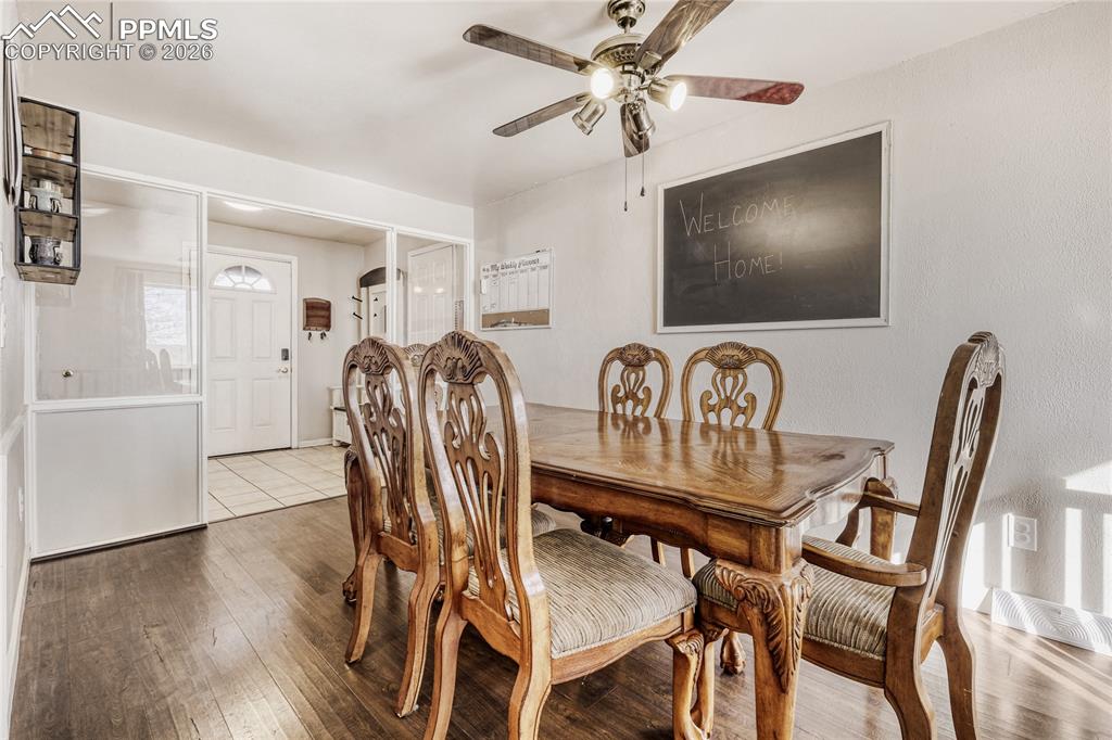 Image 8 of 27: Dining Area