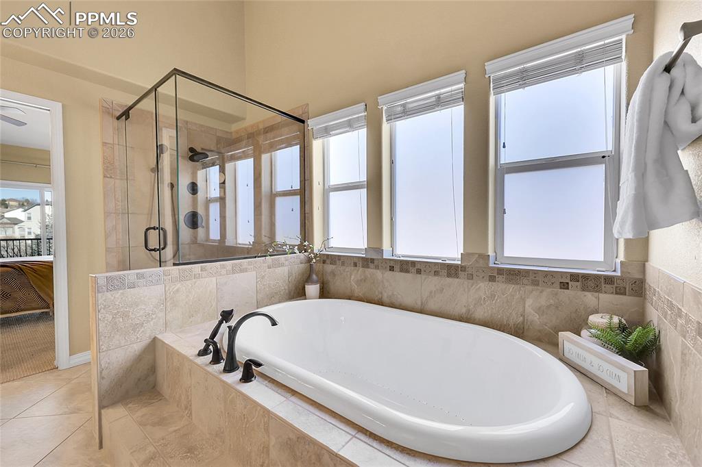 Image 15 of 44: Jetted Tub