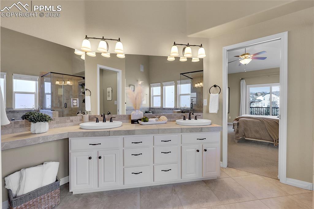 Image 16 of 44: Bathroom