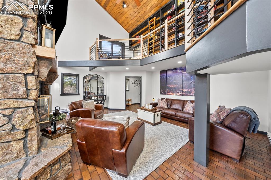 Image 10 of 27: Great Room