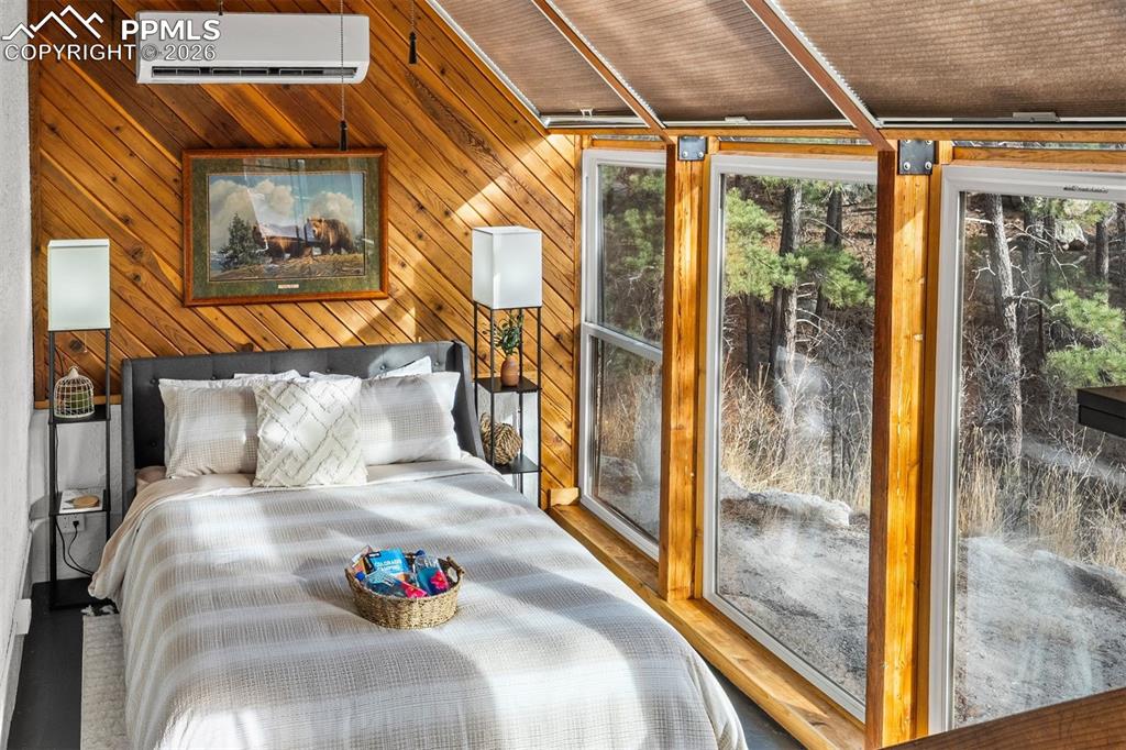 Image 16 of 27: Bedroom