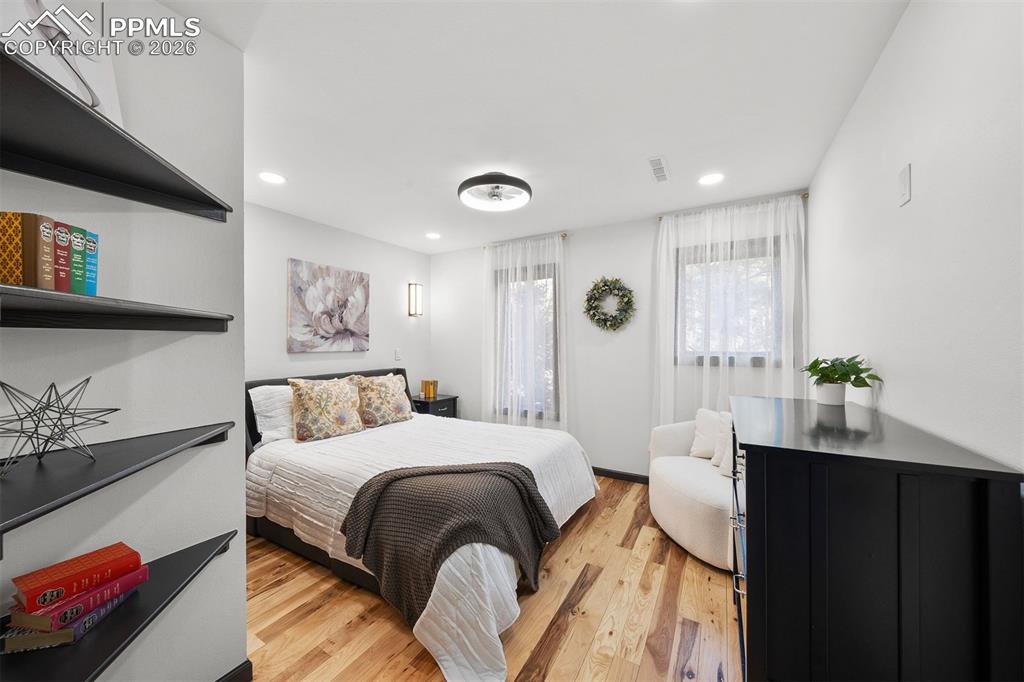 Image 17 of 27: Bedroom