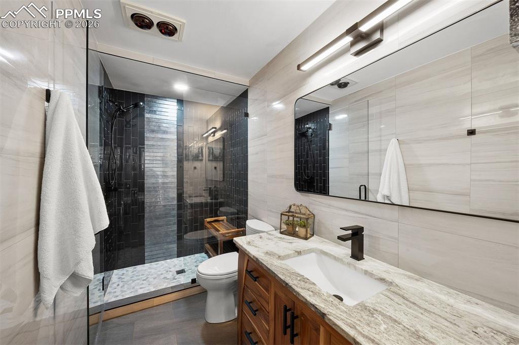 Image 18 of 27: Bathroom