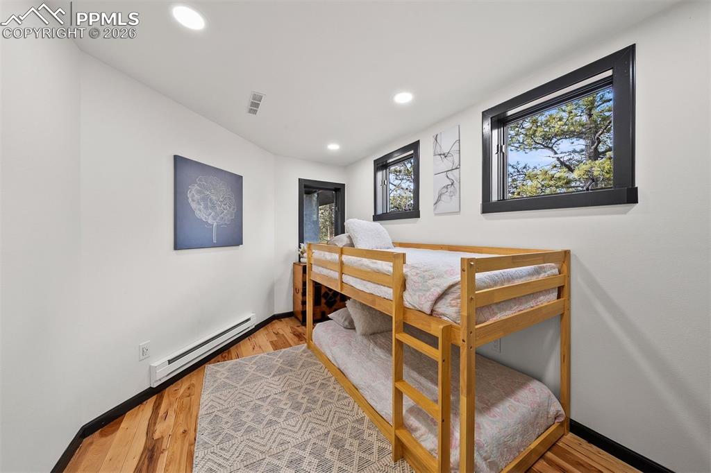 Image 19 of 27: Bedroom