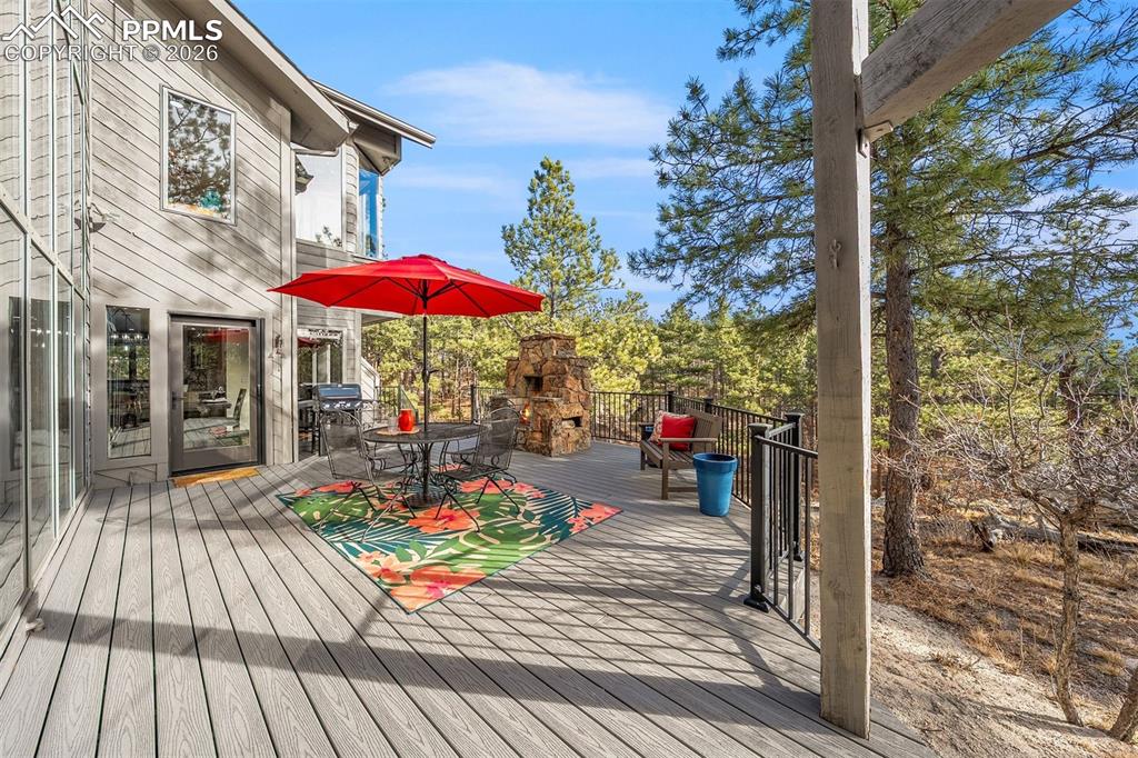 Image 21 of 27: Deck